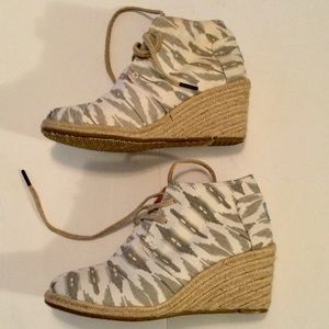 TOMS CAMO STYLE BOOTIES
